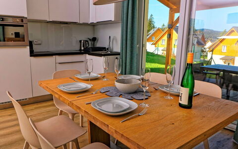 Lakeside Village 37: Tavolo, Mobilia, Proprietà, Bottiglia, Costruzione, Sedia, Elettrodomestico Da Cucina, Cabinetry, Legna, Tavola