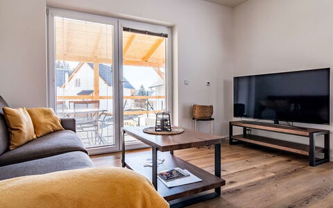 Lakeside Village 40: Mobilia, Divano, Tavolo, Proprietà, Finestra, Legna, Comfort, Interior Design, Soggiorno, Finestra Cieca