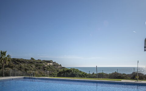 Cristina: Acqua, Cielo, Piscina, Pianta, Blu, Rettangolo, Albero, Shade, Mobili Da Esterno, Ombrello