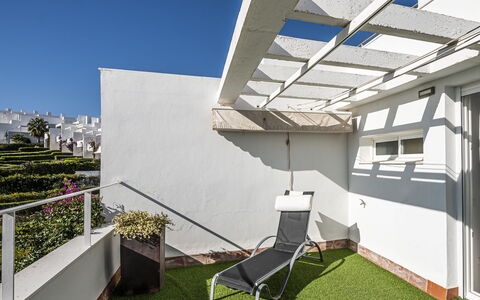 Cristina: Acqua, Cielo, Piscina, Pianta, Blu, Rettangolo, Albero, Shade, Mobili Da Esterno, Ombrello
