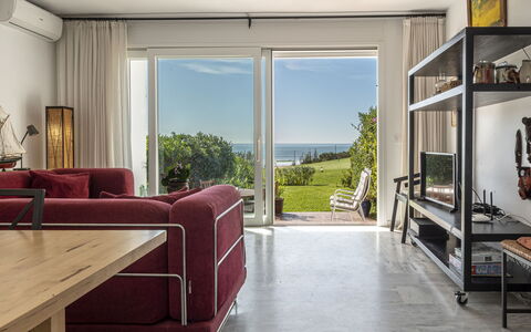 Cristina: Mobilia, Pavimentazione, Pavimento, Interior Design, Legna, Divano, Soggiorno, Illuminazione, Tavolo