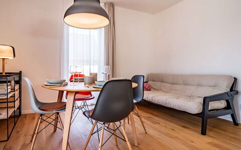 Lakeside Village 42: Tavolo, Mobilia, Costruzione, Divano, Sedia, Comfort, Legna, Illuminazione, Lampada, Interior Design