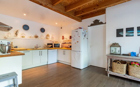 Hibiscus: Cabinetry, Mobilia, Controsoffitto, Legna, Cucina, Interior Design, Elettrodomestico Da Cucina, Pavimento, Scaffalature, Pavimentazione