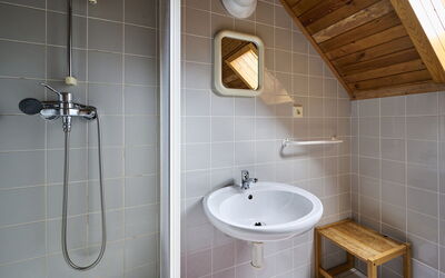Mountain Escape 547.3: Marrone, Rubinetto, Lavello, Specchio, Idraulico Fixture, Proprietà, Lavandino Del Bagno, Bagno, Interior Design, Costruzione