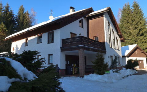 Harrachov 637: Proprietà, Cielo, Tavolo, Legna, Shade, Pavimento, Mobili Da Esterno, Sedia, Pavimentazione, Color Legno