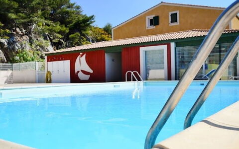 Eden Roc 2: Cielo, Acqua, Piscina, Finestra, Costruzione, Azzurro, Pianta, Shade, Albero, Mobili Da Esterno