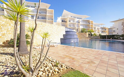 Vista Mar: Cielo, Acqua, Costruzione, Proprietà, Nube, Finestra, Azzurro, Pianta, Corpo D'Acqua, Architettura