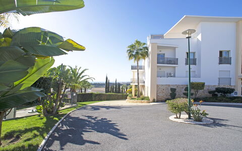 Vista Mar: Cielo, Acqua, Costruzione, Proprietà, Nube, Finestra, Azzurro, Pianta, Corpo D'Acqua, Architettura