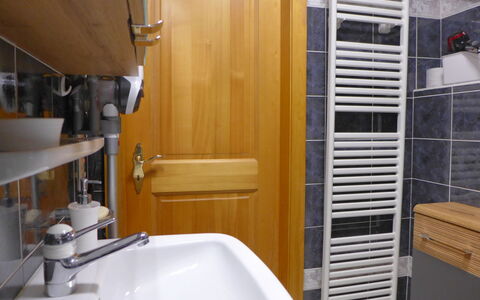Résidence Byblos 11: Rubinetto, Proprietà, Idraulico Fixture, Vasca Da Bagno, Costruzione, Lavello, Interior Design, Bagno, Legna, Pavimento
