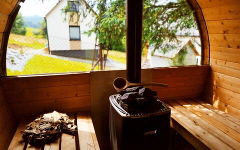 Chatka Pod Górką: Pianta, Proprietà, Finestra, Tavolo, Legna, Albero, Interior Design, Luce Del Sole, Shade, Costruzione