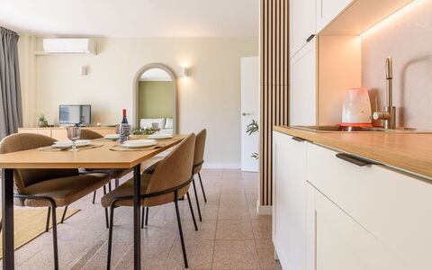 Salou 703: Mobilia, Interior Design, Pavimentazione, Controsoffitto, Parete, Pavimento, Legna, Lampada, Soffitto, Cucina