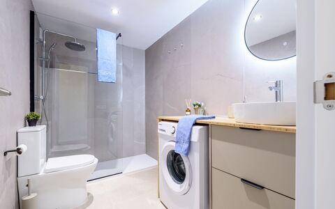 Salou 703: Interior Design, Pavimentazione, Pavimento, Idraulico Fixture, Mobiletto Del Bagno, Lavatrice, Bagno, Soffitto, Cabinetry, Rubinetto