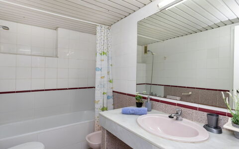 Salou 703: Idraulico Fixture, Specchio, Lavello, Proprietà, Rubinetto, Pianta, Bagno, Costruzione, Pianta Della Casa, Lavandino Del Bagno