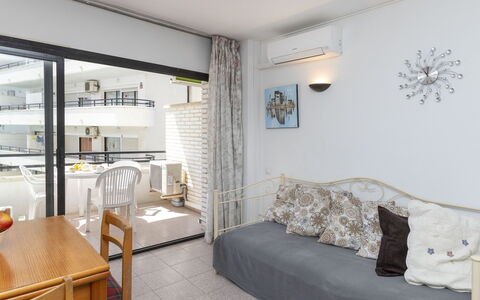 Salou 703: Mobilia, Tavolo, Proprietà, Comfort, Cornice, Legna, Interior Design, Divano, Soggiorno