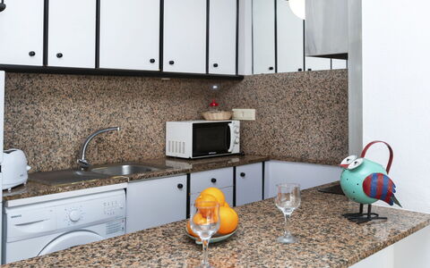 Salou 703: Cabinetry, Controsoffitto, Proprietà, Lavello, Interior Design, Legna, Cucina, Costruzione, Rubinetto, Pavimentazione