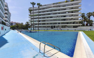 Salou 703: Cielo, Costruzione, Urban Design, Shade, Albero, Nube, Palazzone, Casa, Condominio, Piscina
