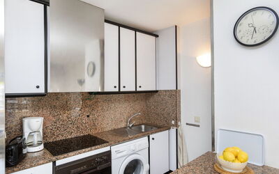Riviera Park 703.8: Cabinetry, Controsoffitto, Proprietà, Rubinetto, Idraulico Fixture, Lavello, Costruzione, Legna, Interior Design, Cucina