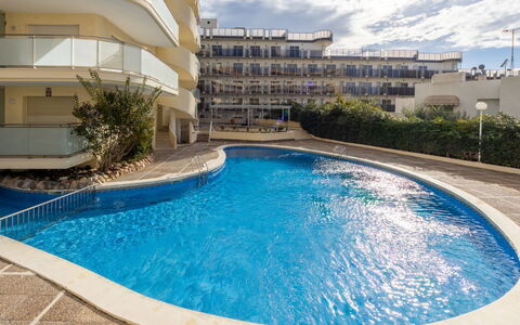 Salou 712: Mobilia, Sedia, Interior Design, Tavolo, Camera, Color Legno, Balcone, Soffitto, Eco Hotel, Latifoglie