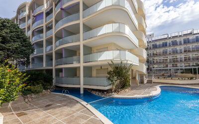 Salou 712: Acqua, Cielo, Proprietà, Albero, Costruzione, Piscina, Azzurro, Corpo D'Acqua, Tempo Libero, Urban Design