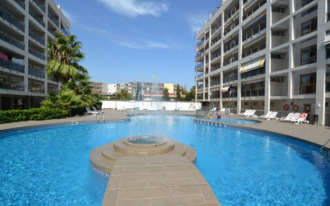Salou 723: Pianta, Cielo, Acqua, Proprietà, Costruzione, Azzurro, Albero, Piscina, Urban Design, Arecales