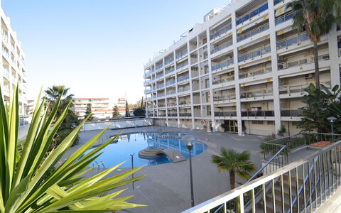 Salou 723: Acqua, Costruzione, Pianta, Cielo, Finestra, Urban Design, Condominio, Palazzone, Tempo Libero, Piscina