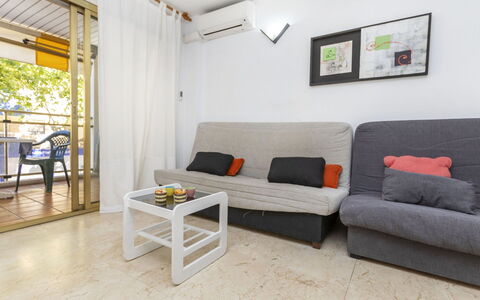 Salou 723: Mobilia, Proprietà, Divano, Tavolo, Legna, Comfort, Illuminazione, Interior Design, Soggiorno, Pavimento