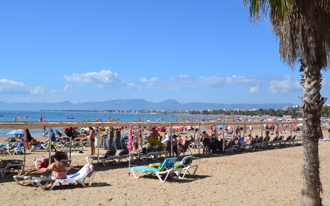 Salou 723: Acqua, Costruzione, Pianta, Cielo, Finestra, Urban Design, Condominio, Palazzone, Tempo Libero, Piscina