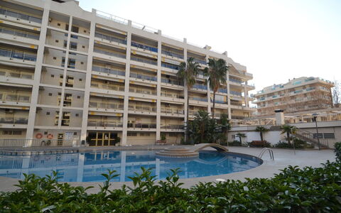 Salou 723: Acqua, Costruzione, Pianta, Cielo, Finestra, Urban Design, Condominio, Palazzone, Tempo Libero, Piscina