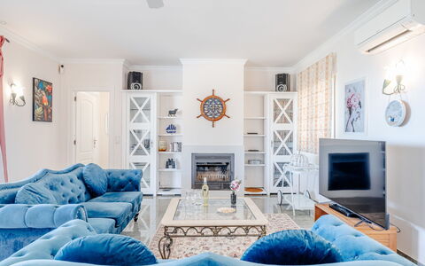 Villa Rosa: Mobilia, Divano, Interior Design, Pavimentazione, Soggiorno, Pavimento, Appartamento, Soffitto, Casa