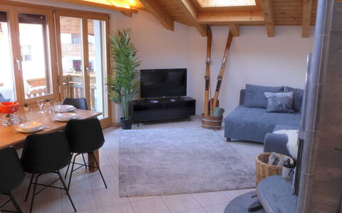 Arbgrat: Tavolo, Proprietà, Mobilia, Divano, Legna, Interior Design, Soggiorno, Pavimento, Pianta Della Casa, Pianta