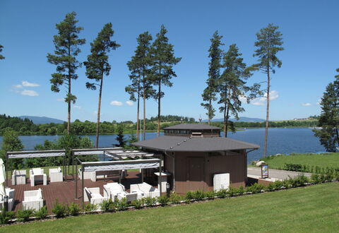 Lakeside Village 23: Shade, Giardino, Serbatoio, Landscaping, Mobili Da Esterno, Sedia, Cortile, Tavolo Esterno, Struttura Esterna