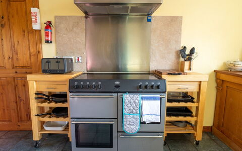 Ceilidhtail Cottage: Cabinetry, Mobilia, Elettrodomestico Da Cucina, Stufa A Gas, Cucina Stufa, Cucina, Elettrodomestico, Piano Cottura, Controsoffitto, Stufa