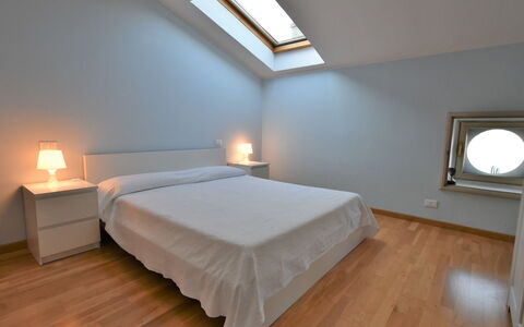 Duomo Mansarda: Mobilia, Costruzione, Comfort, Legna, Illuminazione, Interior Design, Pavimento, Shade, Letto