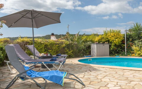 Nimes: Cielo, Nube, Pianta, Acqua, Mobilia, Azzurro, Shade, Piscina, Mobili Da Esterno, Lettino