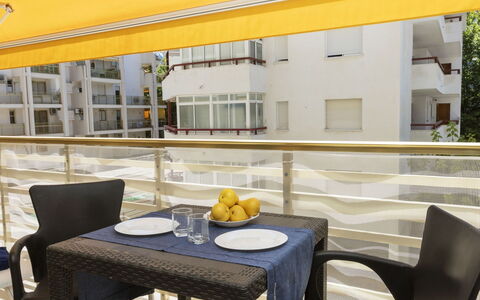 Novelty 5: Tavolo, Mobilia, Proprietà, Sedia, Costruzione, Tavola, Giallo, Interior Design, Shade, Mobili Da Esterno