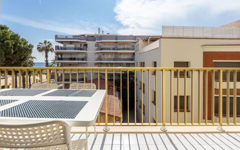 Miramar Nautic: Tavolo, Cielo, Mobilia, Tavola, Costruzione, Interior Design, Mobili Da Esterno, Portico, Shade, Sedia