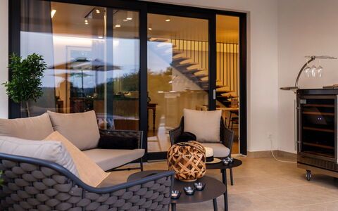 Villa Sonia: Mobilia, Proprietà, Pianta, Cabinetry, Comfort, Interior Design, Pavimentazione, Pavimento, Shade, Legna