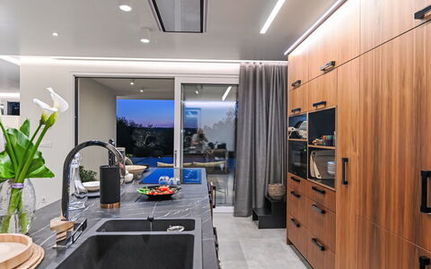 Villa Sonia: Interior Design, Cucina, Mobilia, Controsoffitto, Pavimentazione, Soffitto, Legna, Lampada, Elettrodomestico, Elettrodomestico Da Cucina