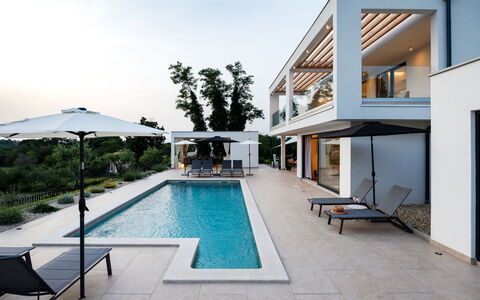 Villa Sonia: Piscina, Zona Residenziale, Casa, Ricorrere, Estate, Shade, Eco Hotel, Balcone, Villa, Mobili Da Esterno
