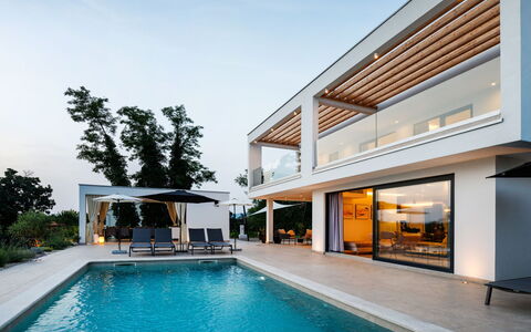 Villa Sonia: Acqua, Cielo, Pianta, Proprietà, Costruzione, Piscina, Interior Design, Shade, Albero, Zona Residenziale