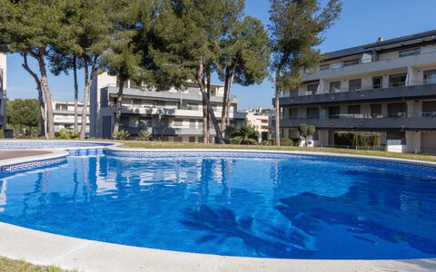 Salou 745: Acqua, Pianta, Costruzione, Cielo, Piscina, Azzurro, Albero, Finestra, Casa, Condominio