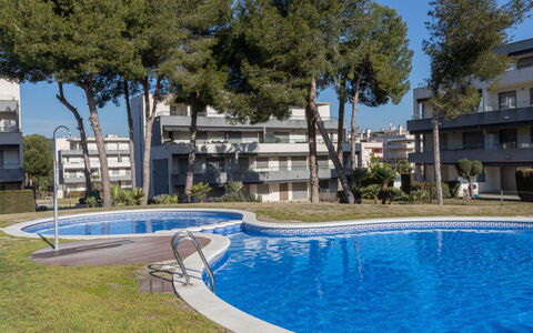 Salou 745: Acqua, Costruzione, Pianta, Proprietà, Cielo, Finestra, Piscina, Albero, Shade, Architettura