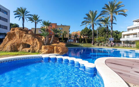 Salou 745: Acqua, Giorno, Cielo, Pianta, Costruzione, Piscina, Albero, Azzurro, Blu, Finestra