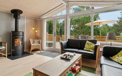 Roir - 250M from the Sea: Mobilia, Pavimentazione, Interior Design, Legna, Pavimento, Divano, Soffitto, Soggiorno, Sedia, Camera