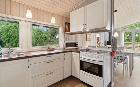 Roir - 250M from the Sea: Interior Design, Pavimentazione, Legna, Controsoffitto, Cucina, Soffitto, Pavimento, Mobilia, Elettrodomestico Da Cucina, Cabinetry