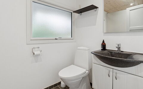 Roir - 250M from the Sea: Idraulico Fixture, Lavello, Bagno, Toilet Seat, Lavandino Del Bagno, Pavimentazione, Gabinetto, Pavimento, Interior Design, Rubinetto