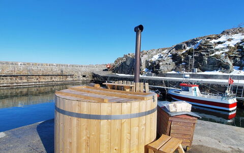 Amaia - 500M from the Sea: Tetto, Casa, Lotto, Casa, Villetta, Estate, Edifici Giardino, Shade, Log Cabin, Landscaping