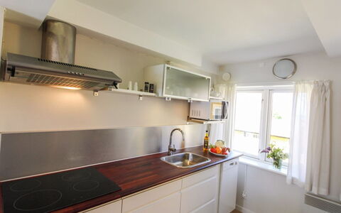 Thyrne - 500M from the Sea: Elettrodomestico Da Cucina, Cucina, Controsoffitto, Apparecchio Major, Interior Design, Pavimentazione, Cucina Stufa, Cabinetry, Legna, Elettrodomestico