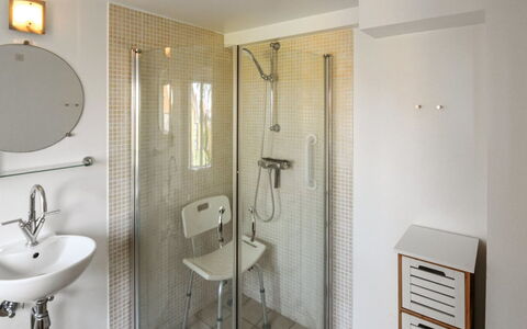 Thyrne - 500M from the Sea: Pavimentazione, Pavimento, Interior Design, Idraulico Fixture, Parete, Bagno, Lavandino Del Bagno, Camera, Soffitto, Lavello
