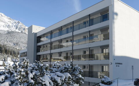 Nr.43 Haus Sotmirana: Costruzione, Cielo, Giorno, Proprietà, Neve, Finestra, Pianta, Albero, Urban Design, Nube